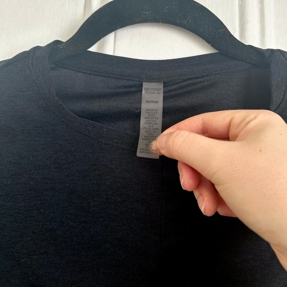 Featherweight Center Stage Cropped Long Sleeve Pullover in Darkest Night - Picture 4 of 5